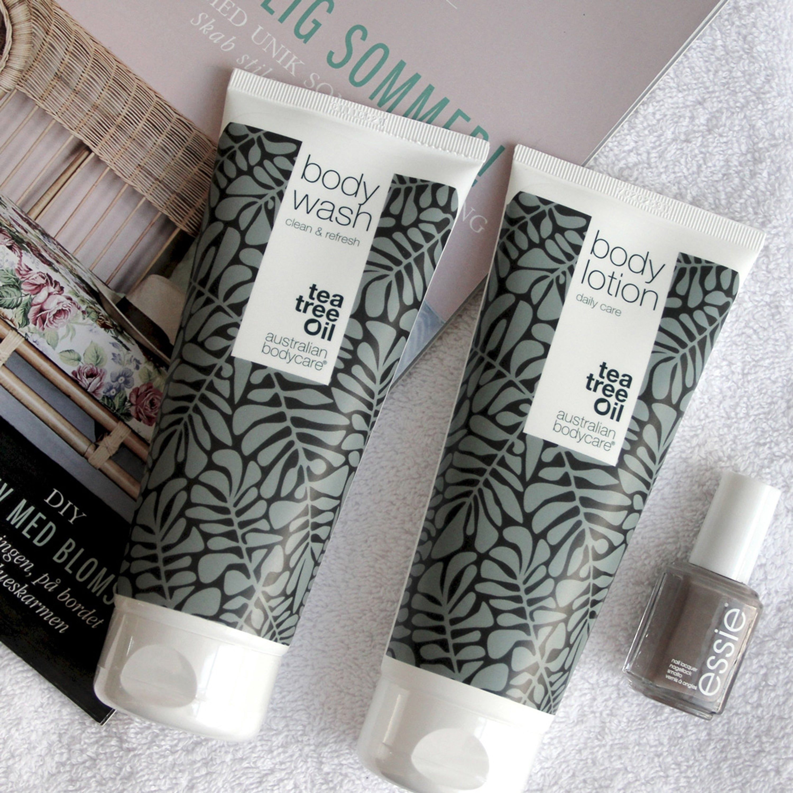Deux tubes à motifs de feuilles. Inscription : Body Wash, Tea Tree Oil, australian bodycare. Vernis à ongles.