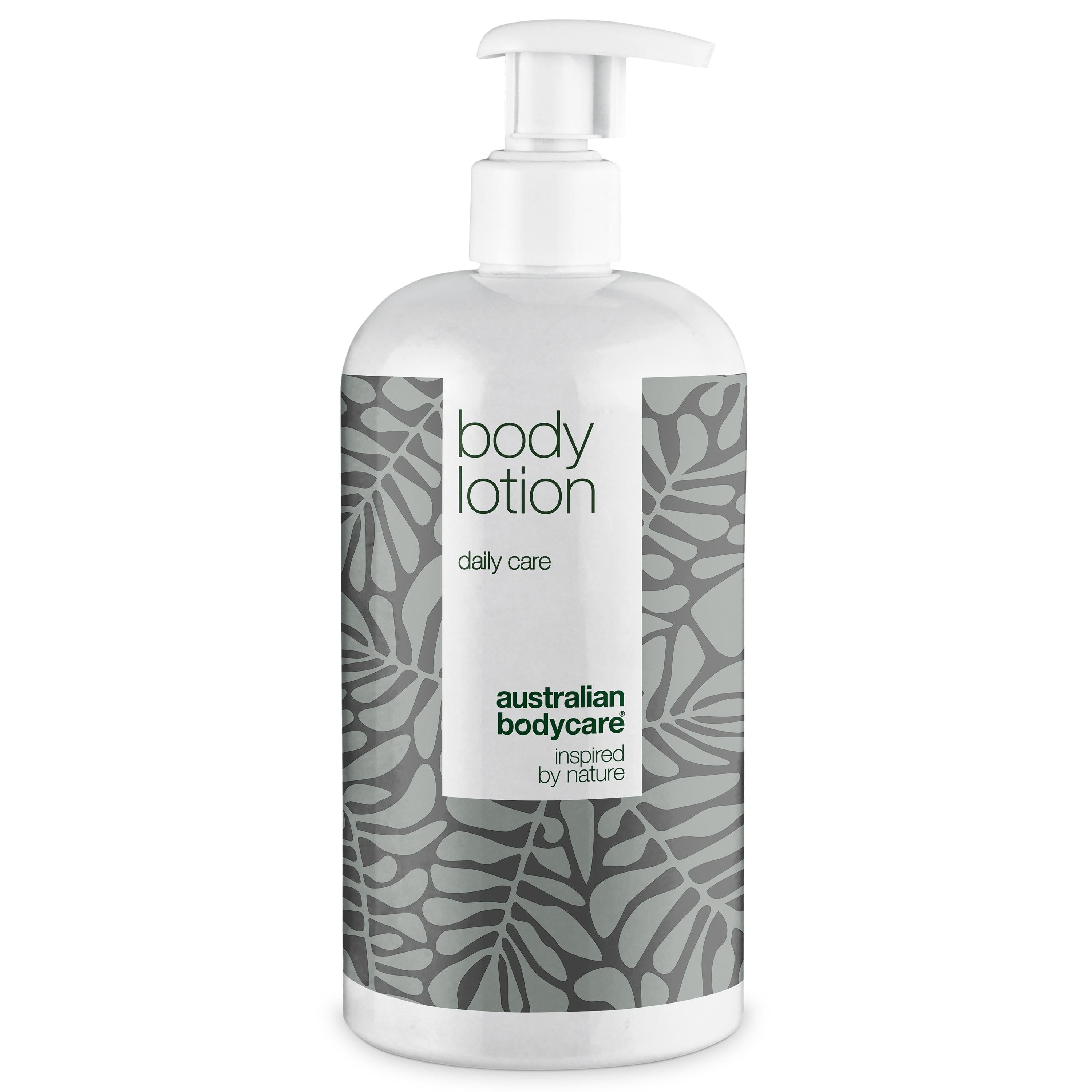Flacon blanc avec pompe. Inscription : body lotion, daily care. Logo : Australian Bodycare, inspired by nature. Motif de feuilles grises.