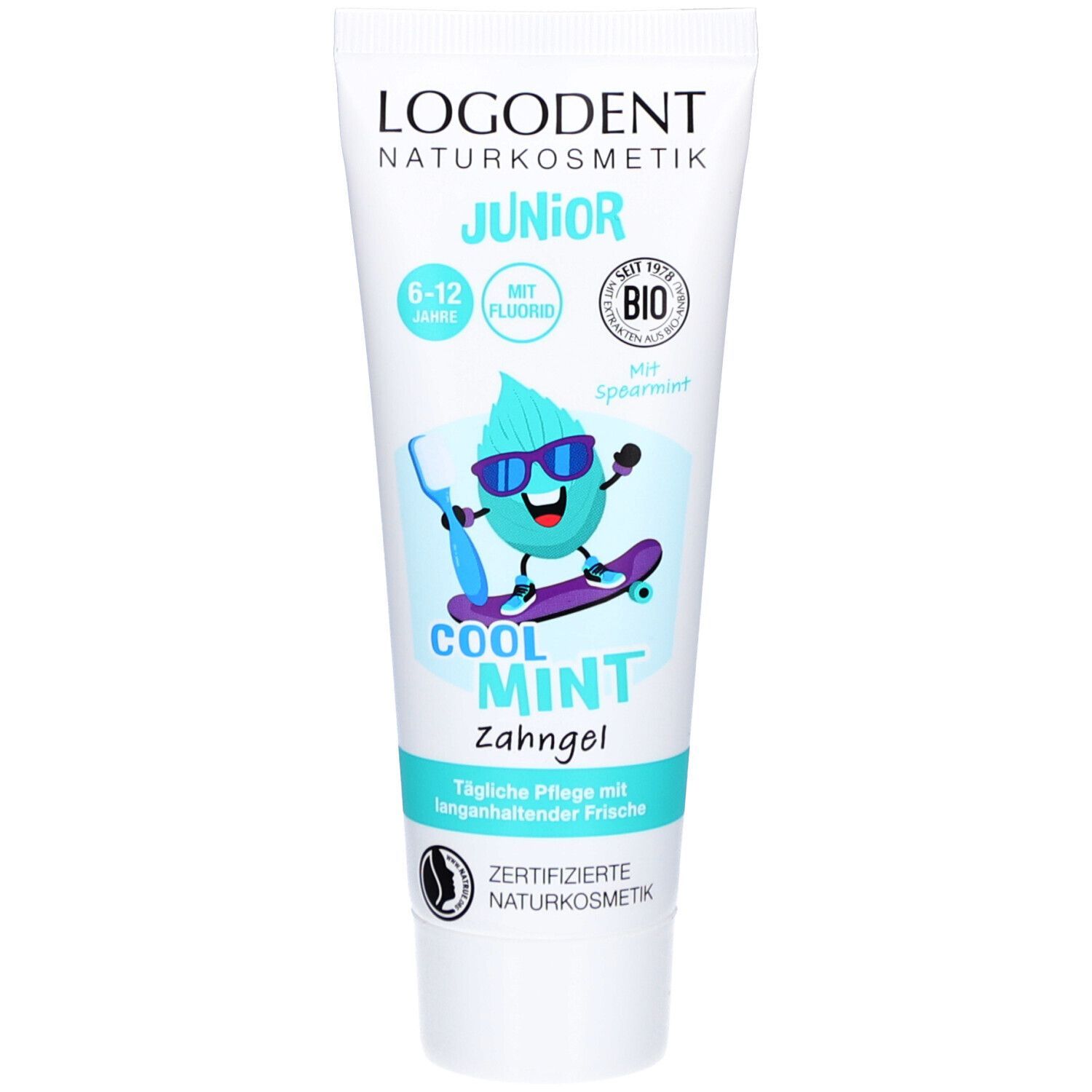 Tube de gel dentaire avec logo et inscriptions. Contient "Junior", "Cool Mint", "6-12 ans" et un label bio. Illustration d'une goutte de dessin animé avec des lunettes et un skateboard.