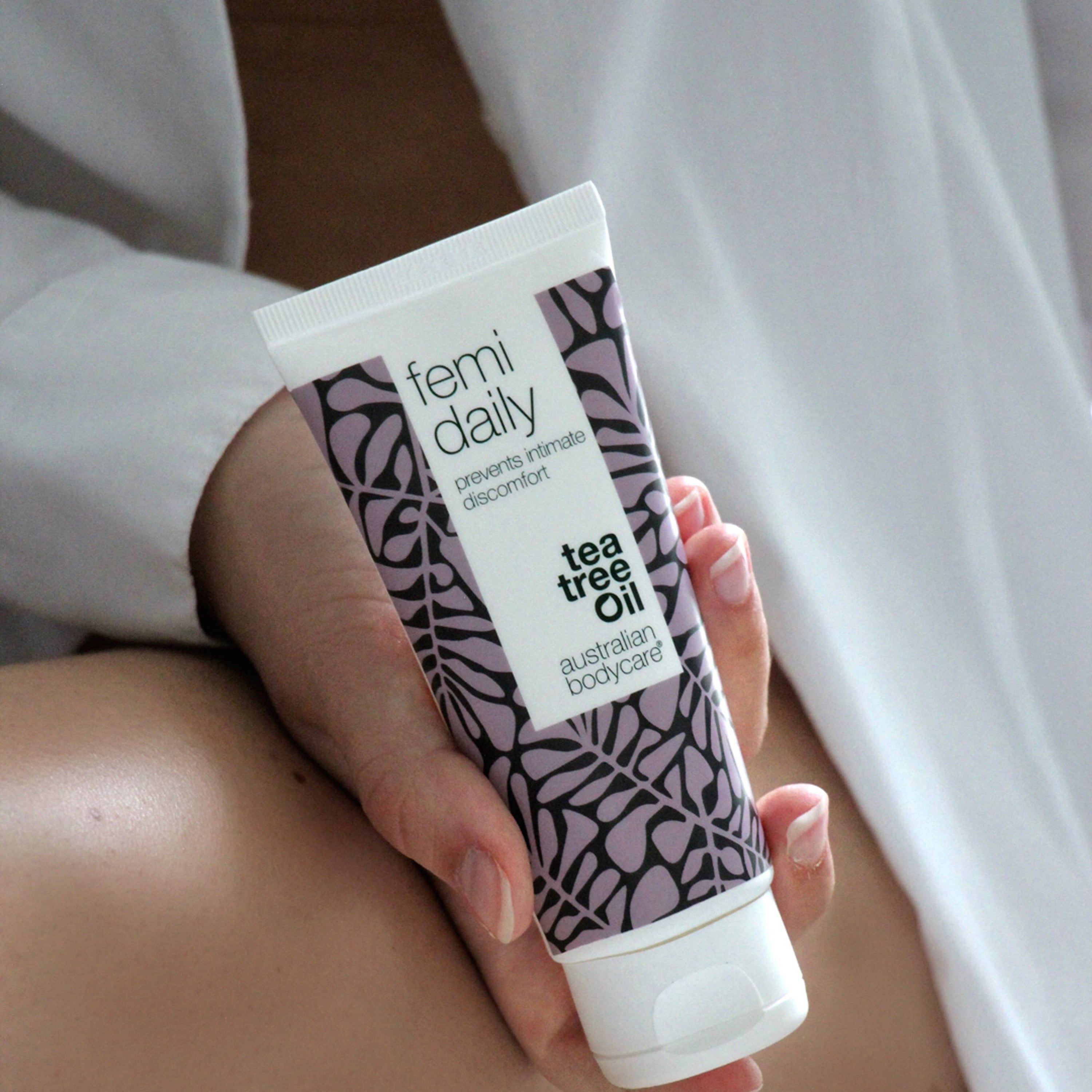 Tube de crème hydratante intime. Bouchon blanc, motif violet. Texte : Femi Daily, Intimate Moisturiser, Australian Bodycare.