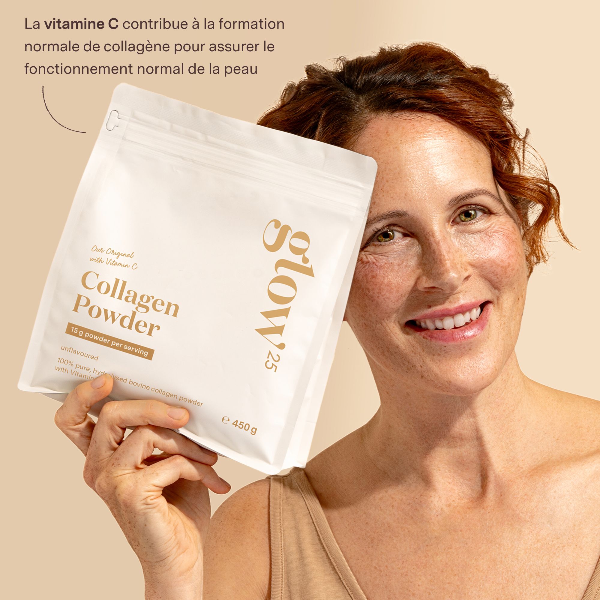 Frau hält Glow25 Collagen Powder. Weiße Packung, goldener Schriftzug. 450g.
