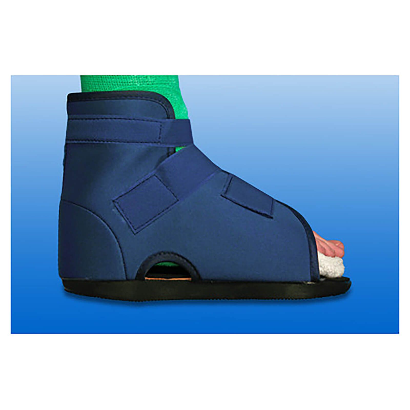 Blauer Gehschuh mit Klettverschlüssen und weichem Innenfutter. Fuß in grünem Verband. Schwarze Sohle.